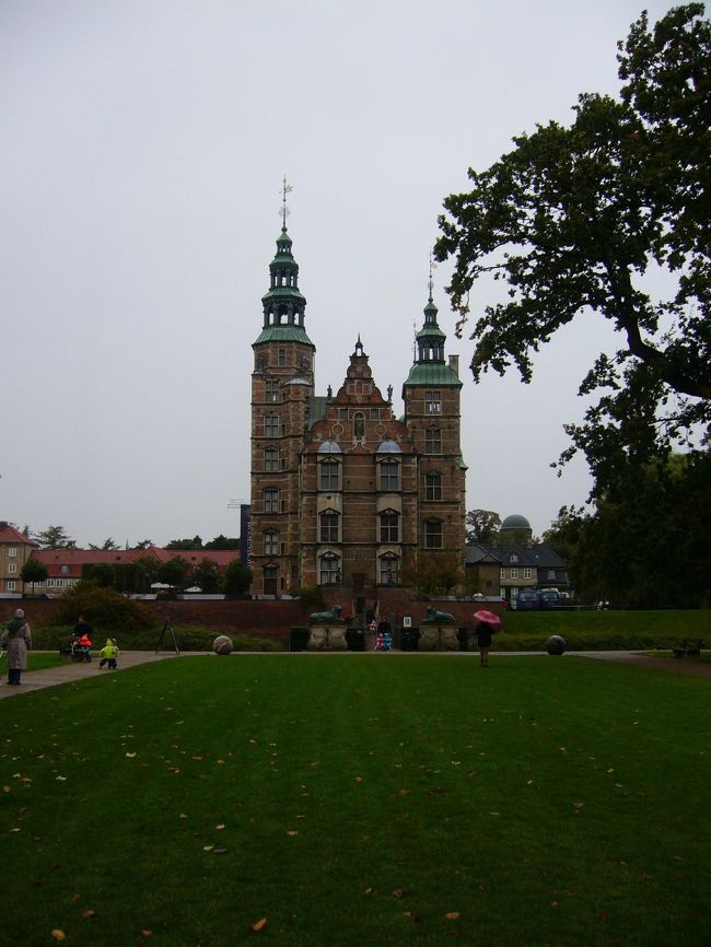 　いつまでもニューハウンの美しさに浸っていたいところではありますが、とにかく時間がありません。ニューハウンの通りをそのまままっすぐに進み、最後の目的地、ローゼンボー離宮に向かいます。ローゼンボー離宮は、広い公園の中に立っています。市街地内の建物は大きくて重厚な感じのものが多いのですが、このローゼンボー離宮は、それらとは対照的に、繊細で優美な感じです。まるでこの辺りだけ別の町のような感じもします。