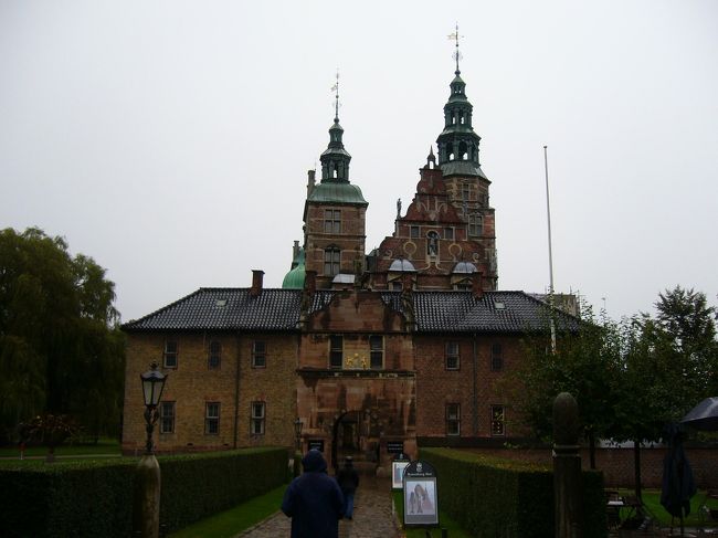 　建物の中へと入っていきます。入館料は６５クローネです。宮殿自体は、公開されている部屋がかなり限られていて、すぐに見終わってしまうのですが、注目すべきなのは宝物庫です。金や宝石をふんだんに使った、王様達の所有物の数々が、まばゆいばかりの光を放っています。一番奥の部屋には、黄金の宝剣や、王冠が展示されています。もうこのあたりになると、現実のものとは思えないような感じです。漫画やゲームの世界にしか存在し得ないと思っていたようなものが、実際に自分の目の前にあるという事実に、ただ驚くばかりです。実は建物内は写真撮影もできるのですが、それには追加料金を支払わなければなりません。後から思えば、ケチらなければよかった、という気持ちも少しはありますが、やっぱりあの品々が放つ鋭い輝きは、写真で伝えるのは難しく、実際に自分の目で見てこそ価値があるのではないか、とも思っています。