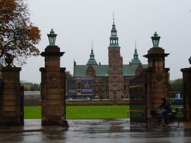 　さて、コペンハーゲン空港も混雑が予想されます。もういい加減、空港に向かわなければなりません。ローゼンボー離宮を後にし、まだまだ行ってみたい場所は山ほどありますが、名残を惜しみつつ駅へと戻り、列車で空港へと向かいます。<br />　こうして今回の、デンマークとスウェーデンの一部を巡る旅は幕を閉じました。どうせデンマークに行くならシェラン島、フュン島、ユトランド半島を全部回ってやろう、ついでにすぐ隣のスウェーデンにも寄っとこう、という、極めて欲張りなプランを立ててしまったため、かなり慌ただしいスケジュールになり、あっという間に終わってしまった、という感が強いです。それでも、たくさんの心に残る素敵な町に出合う事ができました。特に、自分自身で探し出して訪れた穴場の町というのは、より強く印象に残っています。ただ、逆に、急ぎすぎて回りきれなかった部分がたくさんあるのも事実です。コペンハーゲンを半日で回ろうなんていうのは、無謀としか言いようがありません。この町だけでも２、３日は遊べそうな気がします。是非またいつの日か、コペンハーゲンの町をゆっくりと散策してみたいものです。