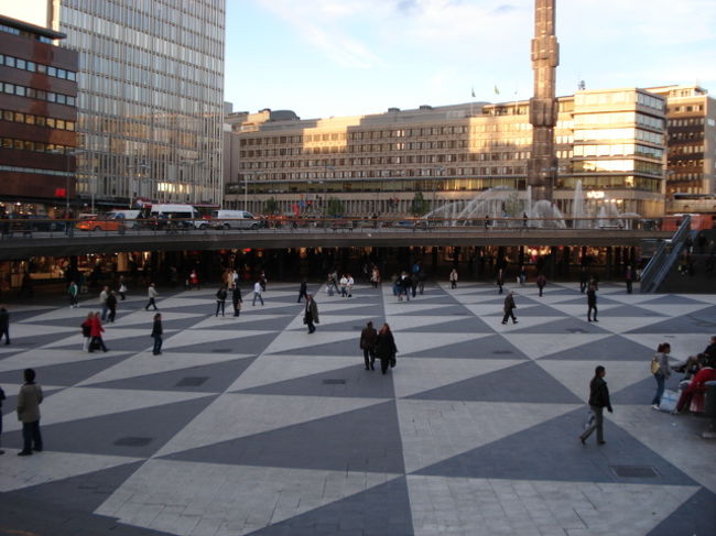 セルゲル広場です。ショッピングとかこの辺で出来ます。