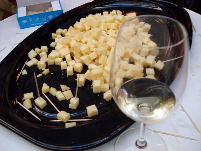 ちょっとチーズを食べたり。