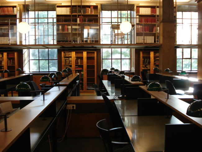 翌日は図書館にいってきました。