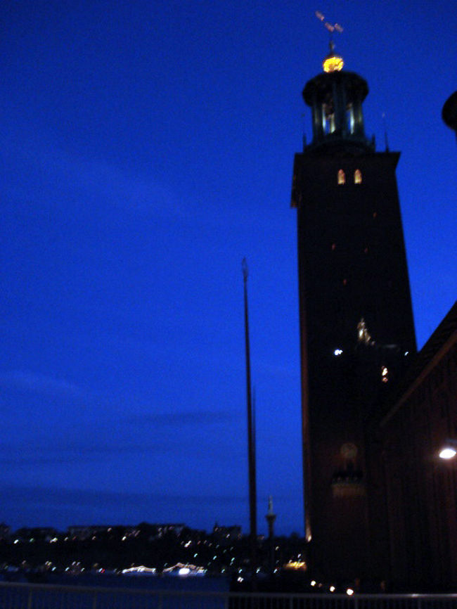 日が落ちた後の市庁舎。