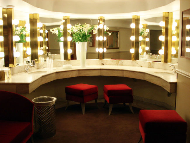 グランドホテルの化粧室。豪華でしょ？<br />もちろん泊まってません。トイレ借りただけです。