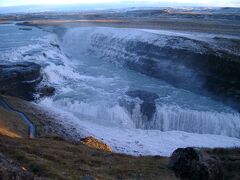 その後、Gullfossという滝に。12月末でも水は凍っていなく流れてました。この水の流れる音が迫力あります。