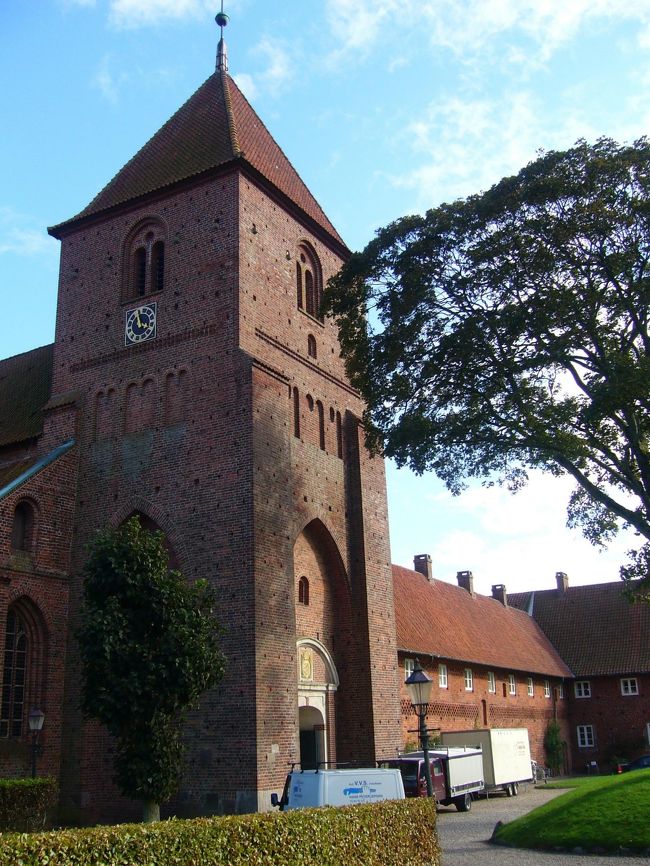 　リーベの一番の名物といえば、やはり巨大な大聖堂です。とりあえず大聖堂を探して歩き、それらしい感じの建物の前にたどり着きましたが…、内部は工事中のため立入禁止になっていて、何だか外観も今まで見てきた多くの教会と大して変わりません。本当にこれが大聖堂？と思ってよく見ると、やっぱり違いました。周囲を見回すと、町の奥のほうにもっと高い塔が見えます。そっちが本当の大聖堂です。この建物は、町の入口に近い方にある、聖カタリーナ教会でした。それでも、他の町なら十二分にメインの教会として通用するほどの大きさと威厳を備えています。