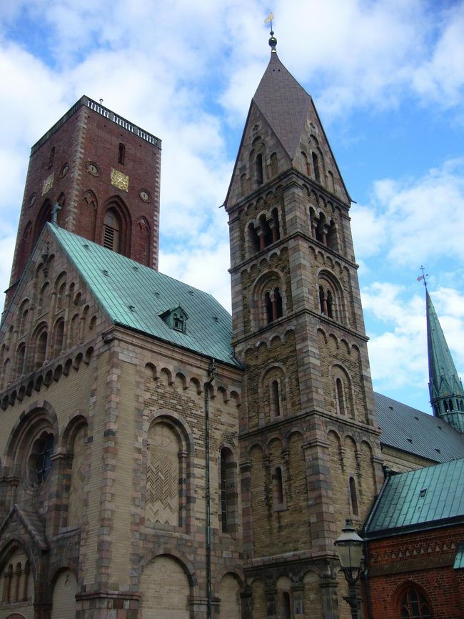 　というわけで、別の角度からの写真です。前の写真からちょっと立ち位置を変えた程度なんですが、色合いが全然違っています。こういう白っぽい石造りの建築物というのは、今回の旅行ではあまりお目にかかることがなかったので、新鮮な感じです。