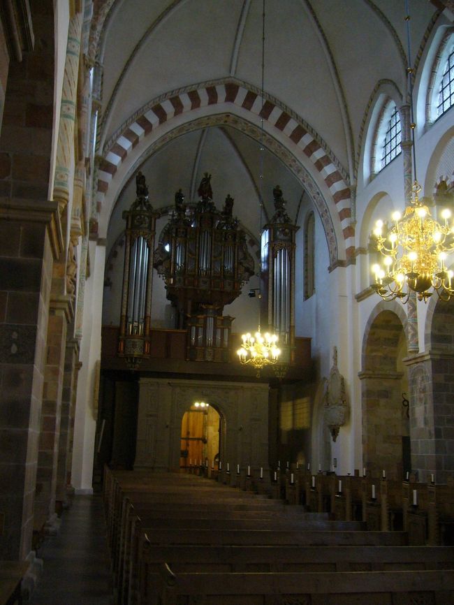 　塔でしばらく時間を過ごした後、階段を降り、教会部分へ戻ってきました。教会の内部は、外観から考えれば当然ですが、広々としています。白い壁や、アーチ型を用いた構造が、開放的な印象をさらに強めている気がします。装飾はそれほどケバケバしくはなく、歴史を感じさせる落ち着いた雰囲気を持ちながらも、重苦しくなりすぎず、洗練された印象も併せ持っている、といった感じです。私は建築関係には全く詳しくないので、完全なズブの素人の感想ですが…。