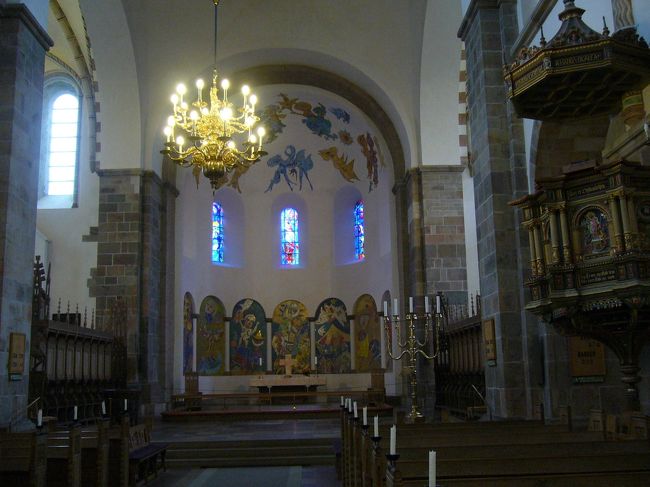 　このあたりが一番装飾が凝っている部分になるでしょうか。ステンドグラスは小さいながらも鮮やかに輝いていて、丁度良いアクセントになっている感じです。<br />　大聖堂について、見学方法に関する情報も少し紹介しておきます。観光客用の入口はわかりにくいですが、建物の南西角、尖塔の根元付近にあります。入口の正面に目印の小さな看板が立っています。入場料は１０クローネでした。