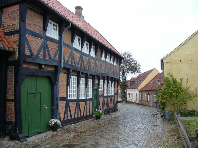 　大聖堂から外に出ると、やっぱり雨が降り始めていました。それでもまだ全然町の中を歩けていないので、とりあえず建物が並んでいる方に向かって歩き出します。特に探し回らなくても、少し歩けばあちらこちらで風情に満ちた景観を目にすることができます。さすがはリーベ、といったところでしょうか。