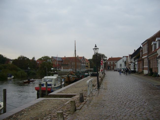 　川の付近の様子です。確かに美しい景観には違いありませんが、やっぱり特にこの辺りの道は、良い天気の時に歩いてみたかった、という思いが強いです。