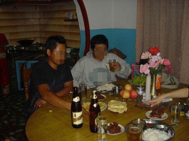 夕方、ポカラに到着<br />早速Ｒの家で夕食<br />疲れた体に冷たいビールが美味しかった…もちろん、また頭痛にならないように一杯だけ<br />