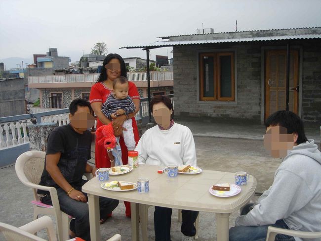 サランコットから帰って、Ｒの家の屋上で朝食<br /><br />後方に写っている建物は、私たちを迎える為にわざわざ屋上に建ててくださったゲストハウス<br />しかし内装が間に合わず結局使用しませんでした。<br />次回訪れる時はここに泊まります。