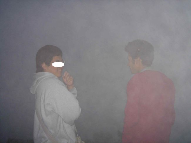 翌朝、４時起きで日の出絶景ポイントのサランコットへ<br />残念ながら写真のようにモヤがかかってご来光は拝めず<br /><br />ポカラに来ている人達の観光コースらしく、欧米人、中国人、韓国人などなど…狭い展望場所は大混雑<br /><br />息子は、どこかのお兄ちゃんと話し込んでいたので後で「話通じたの？」と聞くと「以前日本に来たことがあるらしくてカタコト日本語で話せた」って言っていました。<br />これ！これですよね、見知らぬ土地で見知らぬ人とのコミュニケーション、これぞ旅の醍醐味！！<br />