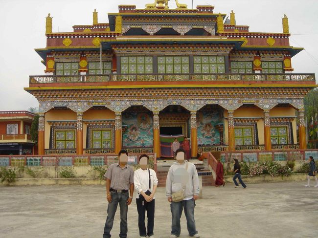 チベット仏教のゴンパ<br />極彩色のとても綺麗な僧院でした。<br />中では小さな少年僧達が修行していました。<br /><br />（このゴンパに関しては記憶が定かではありません、場所など間違っていましたらお教えください）