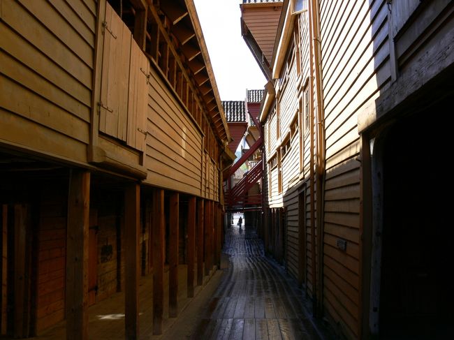 裏路地。どこか日本の長屋郡を思い起こさせます。