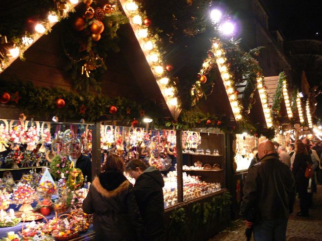 小さいながらも楽しいお店が沢山犇いています。