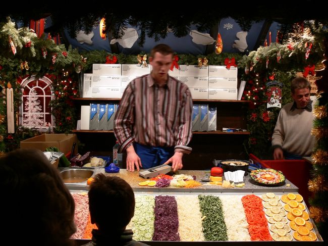 実演販売の兄ちゃん。<br />なんでもスライスできるでぇ！<br />