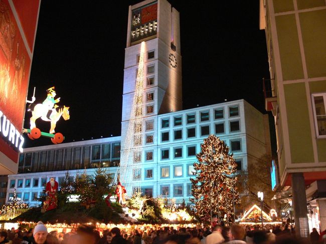 マルクト広場の入り口。市庁舎がライトアップされています。