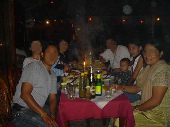 夕食はレイクサイドのレストランへ行きました。<br />大晦日なので街中大勢の人々でお祭り騒ぎ<br />どこのお店も大混雑でなかなか入れませんでした。<br /><br />やっと入られたレストラン<br /><br /><br /><br /><br />