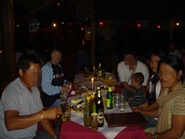 写真では暗くて写っていませんが、奥のステージではインドやチベット、ネパールの民族舞踊が繰り広げられていました。<br />