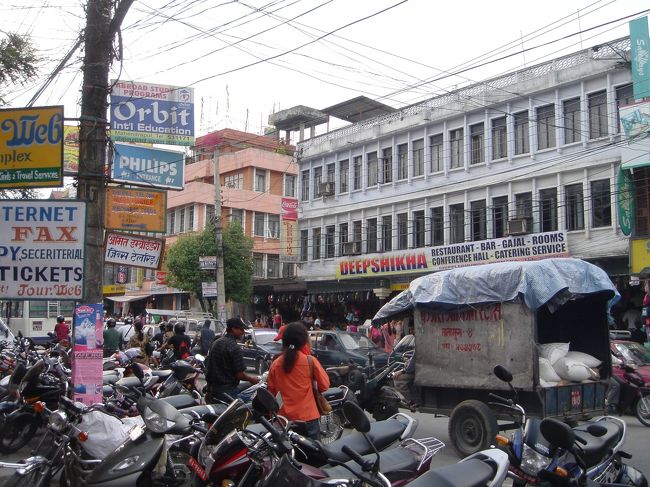 大晦日の買い物でにぎわう街<br />人と車とバイクでゴッチャゴチャ