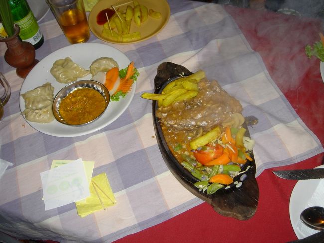 お皿から溢れんばかりのチキンの煮込み（？）<br />モモ<br />