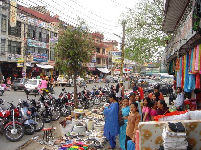 半端でないバイクの数<br /><br />道端の露店では生活雑貨、食料品、衣料品などさまざまな物が売られています<br />