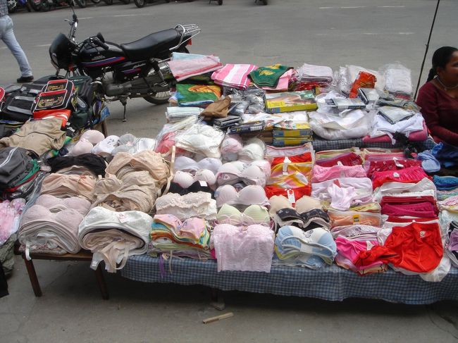 こんなものも露店で！<br /><br />試着なし？<br /><br />ネパールでは女性は肌を見せてはいけない（タンクトップや短パンはダメ）と聞いていたので、下着が堂々と青空の下で売られていたのにはちょっと驚き