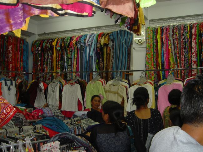 洋服屋さん<br /><br />新年の洋服を求める人でゴッタ返していました<br /><br />ブラウス一枚、１００〜２００円くらい<br />上下セットでも３００〜４００円くらい<br />