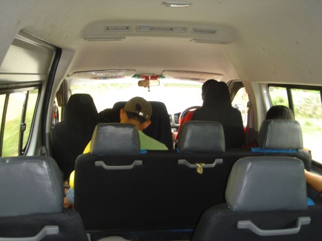 車内の様子<br />天井にクーラーの噴出し口はあるが元々付いていない