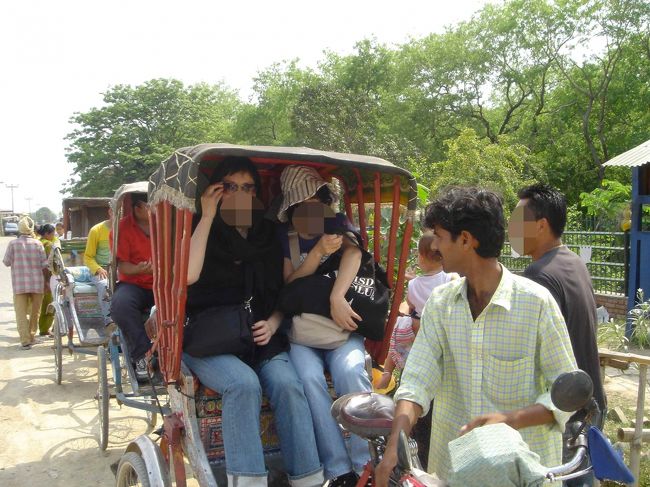 園内唯一の足、リクシャー<br />２００Ｒｓ.<br /><br />ジリジリと肌を焦がし、サングラス無しでは目も開けられないような強い日差しの中をギシギシキュウキュウきしんだ音を立てながらおじさんがこいでくれます。<br />とにかくこの日は日本では味わったことがないほど　暑かった（体感温度４２〜４３度？）<br /><br />気温２２〜２３度の頃もう一度ゆっくり来てみたい<br />　