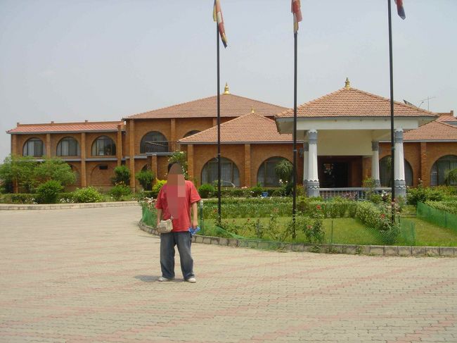 ルンビニガーデン・ニュークリスタル・ホテル<br />聖園ゲートのまん前<br />昼食に寄りました。<br /><br />全館冷房<br />各室バスタブ、冷蔵庫完備の高級ホテル。<br />プールもあるらしい<br /><br />