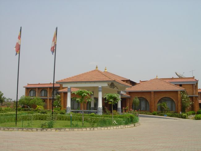 車をここに置いて聖園参拝をしたので、帰りにトイレを借りがてらフロントへお礼に行くと、「今からポカラまで帰るのはクレージーだ、危ないから今夜は泊まった方がいい」と強く勧められましたが翌日の予定もあったので再びピョンピョン跳ねながら一路帰途に。<br />ホテルを出たのが午後４時、幸い道路が空いていたのでポカラには午後９時に無事着きました。<br /><br />一泊ツイン１２０００〜１４０００円くらい<br />「地球の歩き方」提示で３０％オフらしいので次回は是非泊まってみたい<br />