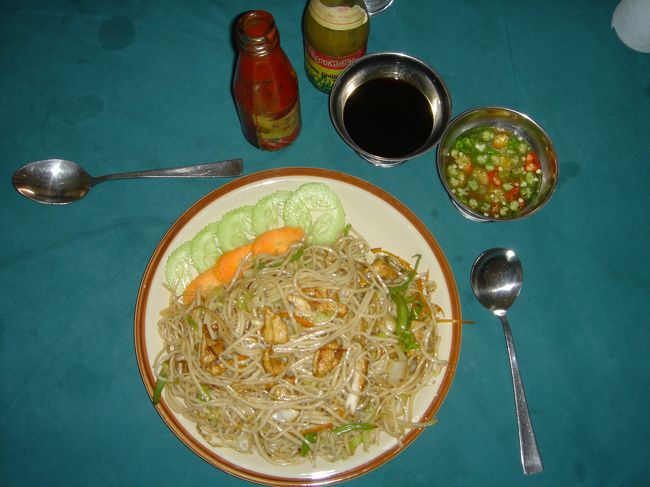 ツアー客がメインの為か、私達の様に飛び込みの客にはすぐ対応できないらしく、ダルバートに30分かかるといわれチョウミンにしました。<br />値段は160Rs.　　街のレストランでは大体30〜50Rs.なのでかなり高い！　<br />焼きソバとビーフンの中間のような味。<br />とても美味しかった。<br />