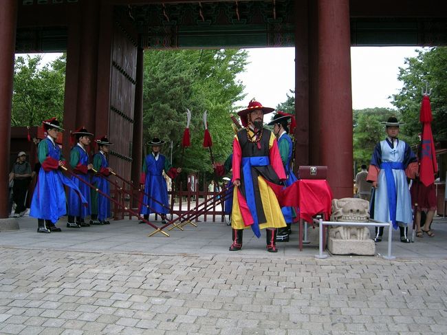 衛兵さんが立っている。<br />も・・もしや、交代式やるのかな？<br /><br />と思って見ていると、<br />こじんまりと交代式が行われました（＾＾；
