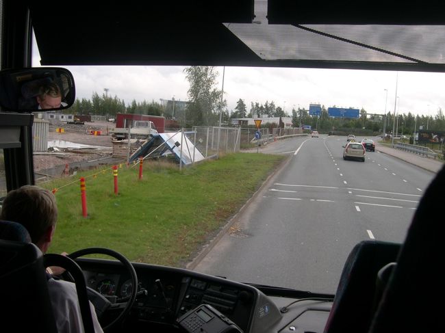 Helsinki Vantaa国際線ターミナル14番ホームより、1時間に2本程度、Turku行き連絡バスが出ている。早朝深夜をのぞきすべてEspoo−Lomillaで乗り換え。中にはSaloでも乗り換えるものがある。荷物は荷物室に入れてくれる。乗換えが不安だったので、運転手に教えてくれとお願いしたら、その後ろに座っていた家族連れがTurkuまで行くので教えてあげるといわれた。フィンランド語で話したので珍しがられた。さあ空港を出発。