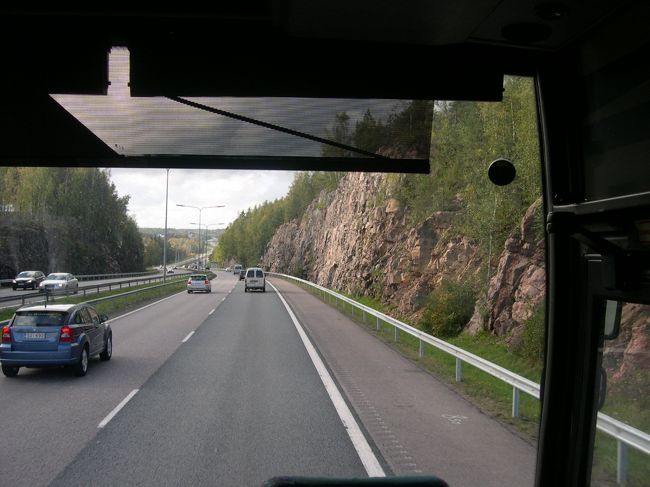 Espoo−Lomillaに約40分弱で到着。小さなバス停で左横にすでにバスが止まっている。すぐ横にバスがとまると両方の運転手が荷物を移して出発。大半の乗客が乗り換えた。私の心配は杞憂だった。そうここはフィンランド、東京のようなバスターミナルがあるわけがない。とても便利である。乗ってきたバスには乗客5人ほど残りエスポー市内へ。なお空港からTurkuまで24.70ユーロで列車より安い。