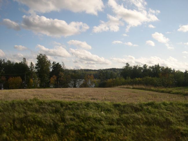 バスの車窓の風景。もう秋だ。しかしラップランドに比べると豊かに見える。