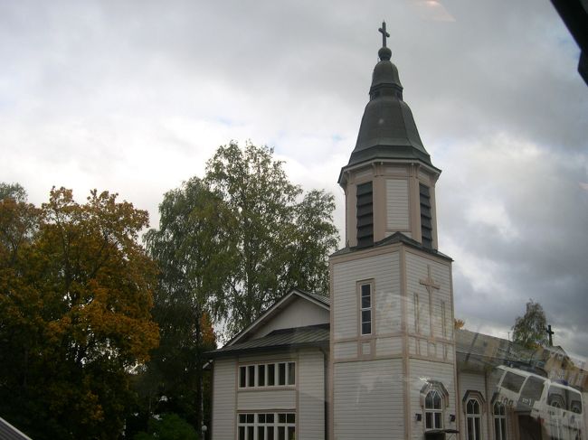 途中Saloのバスターミナルによる。Saloの教会。途中からは国道1号線でなく旧道110号線を行く。途中今日会う友人の故郷Piikkioを通る。Ranuaの友人の兄が交通事故に会い死亡したTarvasjokiもここから近い。