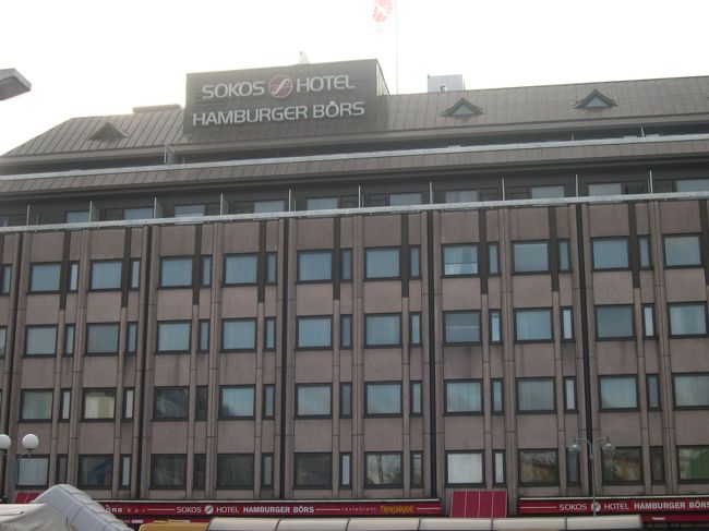 とまったホテル。フロントはそっけなかったが部屋はまあまあ。朝の食事に日本食（といっても卵焼きとみそしるとご飯と紅しょうが）がうれしかった。