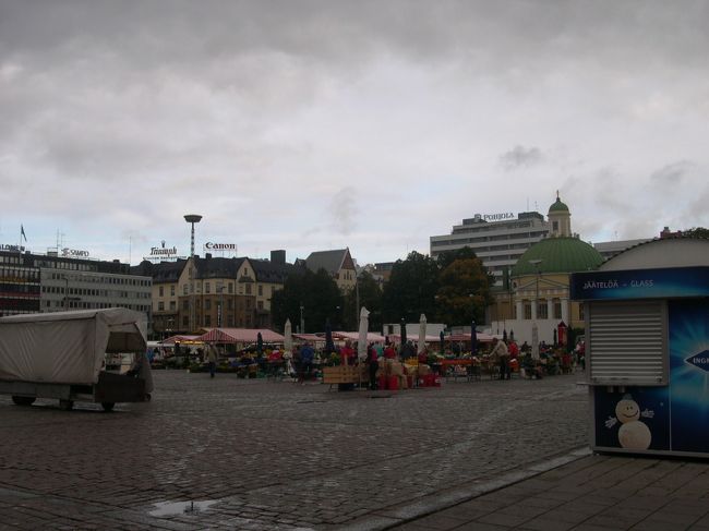 朝早くからKauppatoriの準備がされていた。9時20分ころよりぶらぶらみてまわる。