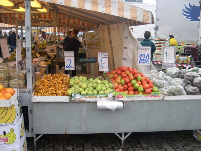 りんごとともに旬のきのこ　Kantarelliが売られている。これをバターでいためるとめちゃおいしい！