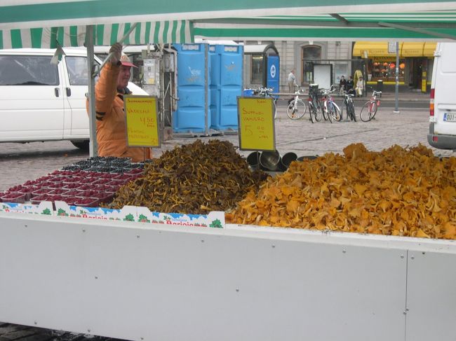 やまほどのきのこ　Kantarelliはよく売れていた。