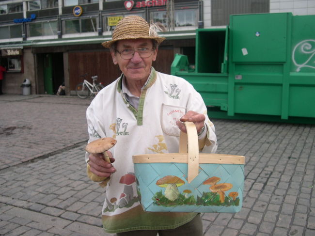 きのこをもってポーズ。<br />いまフィンランドでは日本への輸出用に「まつたけ」の栽培が急速に普及しているとのこと。かれは「まつたけ」を知っていた。友人は「まつたけはあまりおいしいとおもわない。どこがおいしいの」と聞いてきたので「かおりとおすいもの！」とこたえておいた。日本に留学してもやはり文化の違いやあじのこのみのちがいがあるのかな。彼女は日本食、うなぎが大好きであった。しかし今まであったすべてのフィンランド人と同じく納豆は食べられないと。<br />私はフィンランド人の好物、ラクリッツもサルミアッキも大好きだ。たべられるようになりなさいといっておいた！