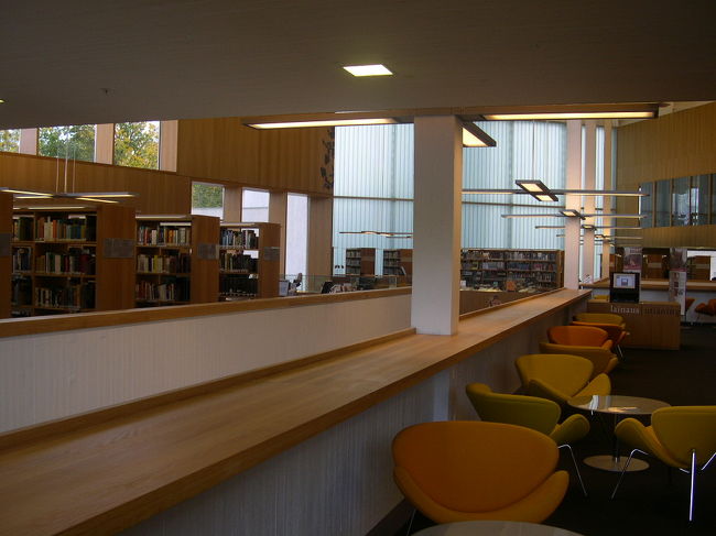 新築なったTurku市立図書館に行く。友人は子供の頃、月1回Piikkioから両親に図書館につれてきてもらうのが一番の楽しみであったと。本の貸し出しは1ヶ月なのでたくさん借りていったと。たしかに貸し出し中も多い。しかしそれにもましてたくさんの蔵書がある。日本の歴史や日本語の学習書もあった。ヘルシンキ大学の図書館も専門書の数がすごかったが（1999年のブログに掲載）、ここは市民のための図書館である。文化水準の違いに驚く。やはり教育先進国だ。