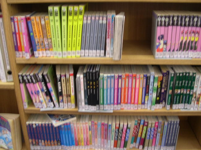 子供用の図書パートには日本の漫画もあった。この1年日本の漫画ブームで、スーパーにも日本の漫画のフィンランド語訳が売っているが、6ユーロ位して高い。