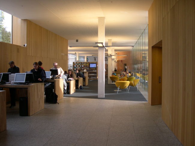 むこうでは年金者が新聞を読みに来ている