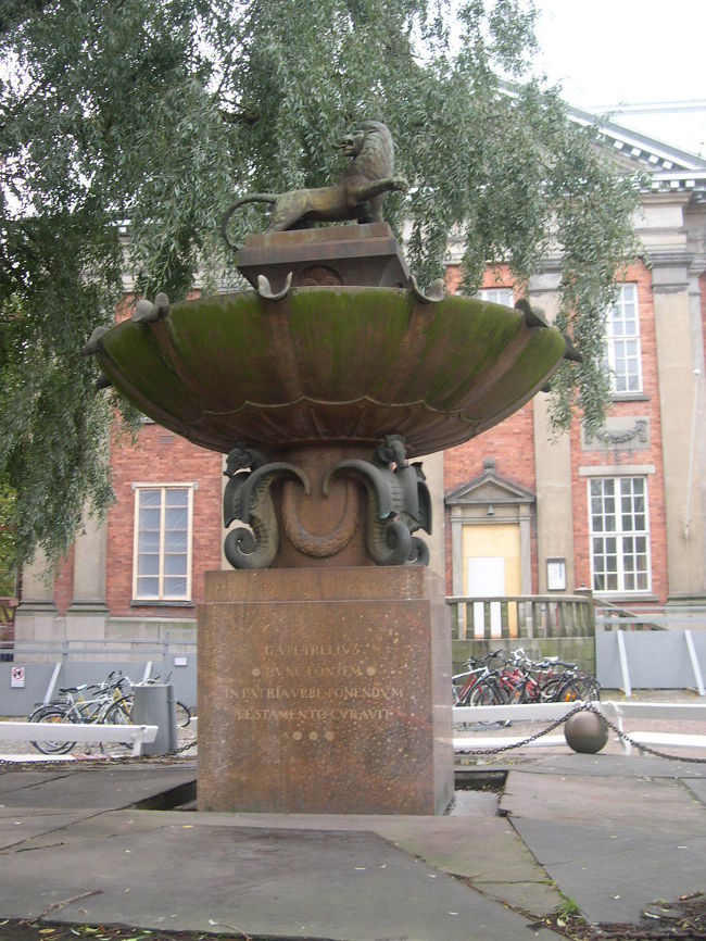 図書館の前のライオンの噴水。いわれを聞いたが忘れた。これからTuomiokirkkoに。