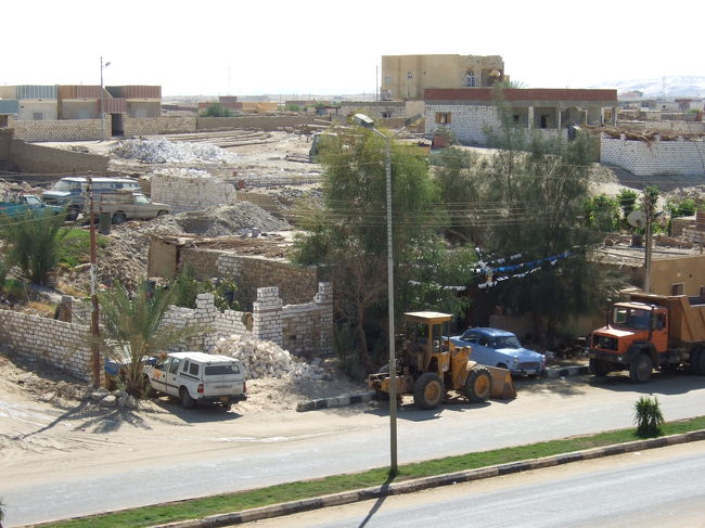 食べ終わり、朝磨く時間がなかった歯を磨くと、他にすることもないのでベランダから外を覗いたりします。<br />どうも他人の家というのは落ち着きません。<br />家とか塀は作り終わったのか、途中で止めたのかよくわからない状態が多く見られます。<br />（税金対策と書いてあるものもありました。）<br /><br />マンスールが「暑いのでしばらく昼寝して」と言います。<br />せっかちな日本人の悪い癖で観光に出かけたかったのですが、現地の流儀に従ってマンスールと同じ部屋でお昼寝。<br />でも、暑いし、神経が興奮しているのか眠れません。<br />普段職場では昼の短い時間でもすぐに寝付くのですが。<br />しかし、昼寝するぐらいだったら何も朝の7時のバスではなく最初から8時でよかったのに･･･